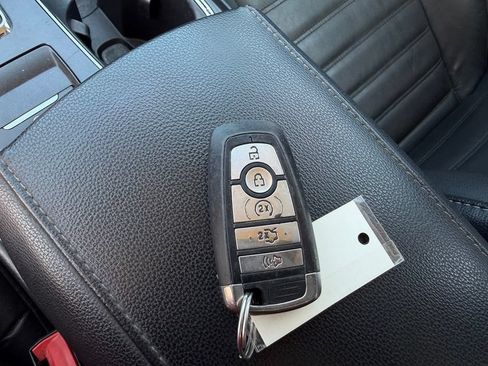 Used 2017 Ford Fusion SE w/ Fusion SE Technology Package FWD image 15