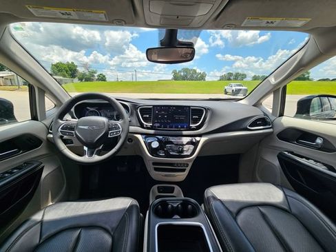 Used 2024 Chrysler Pacifica Touring-L FWD image 12