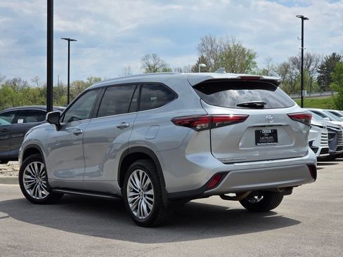 Used 2024 Toyota Highlander Platinum FWD image 27