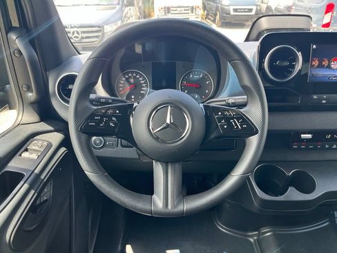 Used 2025 Mercedes-Benz Sprinter 2500 image 21