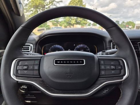 Used 2024 Jeep Wagoneer L Series II RWD image 12