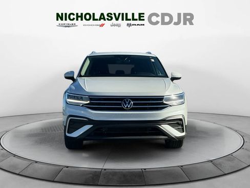 Used 2023 Volkswagen Tiguan SE w/ Panoramic Sunroof Package image 8