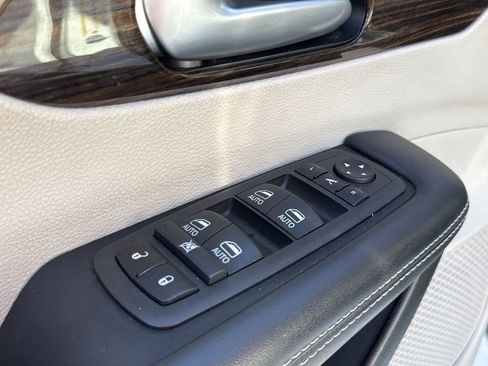 Used 2024 Chrysler Pacifica Limited image 28