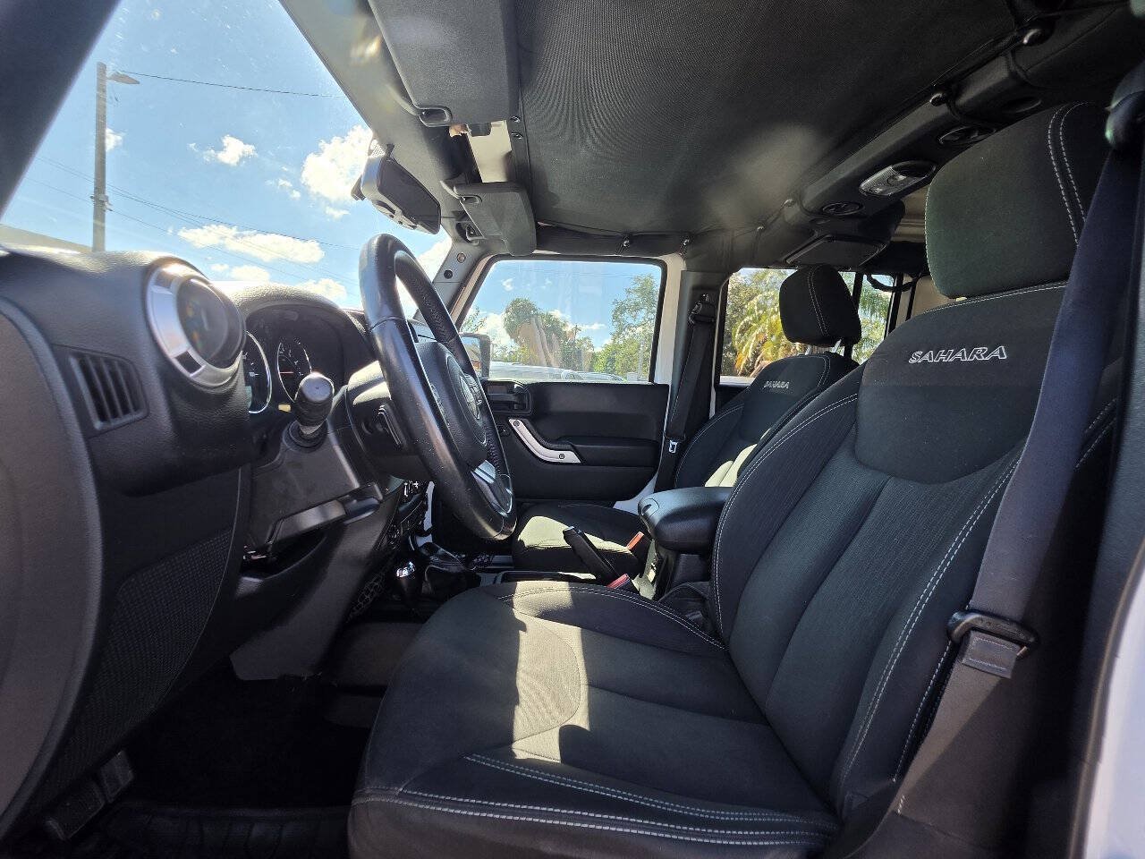 Used 2016 Jeep Wrangler Unlimited Sahara w/ Connectivity Group AWD/4WD image 10