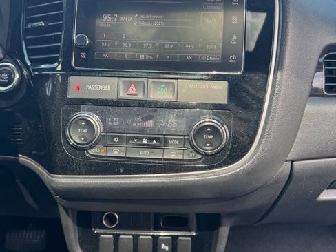 Used 2018 Mitsubishi Outlander SE image 24