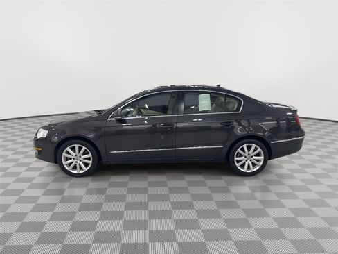 Used 2010 Volkswagen Passat Komfort FWD image 8