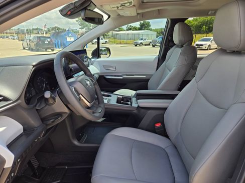 Used 2026 Toyota Sienna XLE FWD image 9