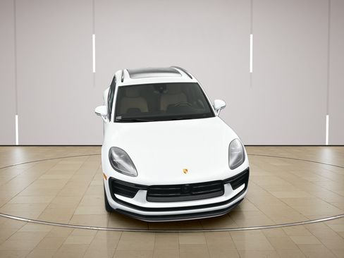 Certified 2026 Porsche Macan AWD/4WD image 39