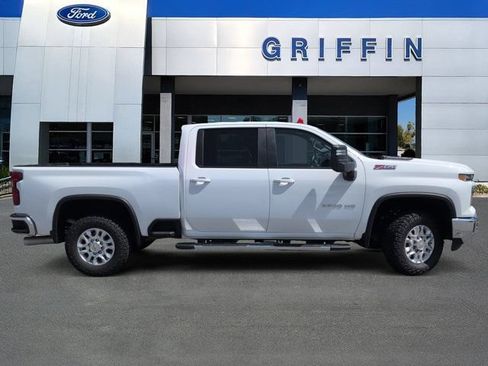 Used 2025 Chevrolet Silverado 2500 LT AWD/4WD image 3