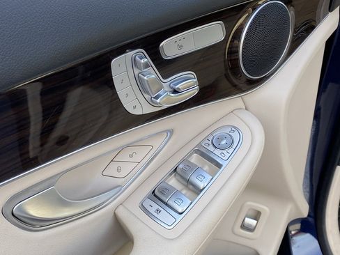 Used 2021 Mercedes-Benz GLC 300 4MATIC image 11