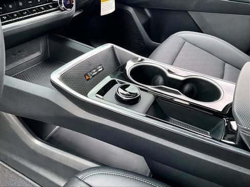 New 2027 Chevrolet Equinox LT w/ Convenience Package II FWD image 13
