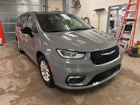 Certified 2025 Chrysler Pacifica Select image 2