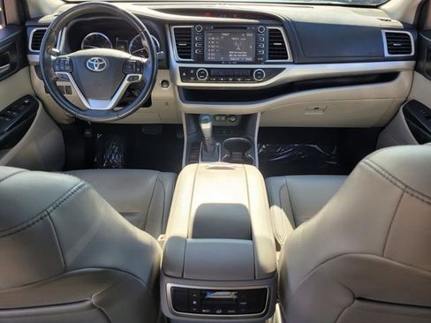 Used 2019 Toyota Highlander XLE image 14