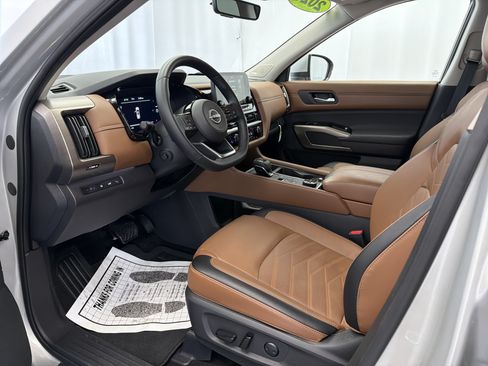 Used 2025 Nissan Pathfinder Platinum w/ Cargo Package AWD/4WD image 7