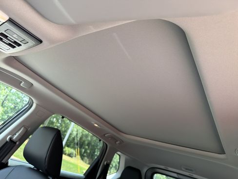 Used 2025 Nissan Rogue SV w/ SV Premium Package FWD image 17