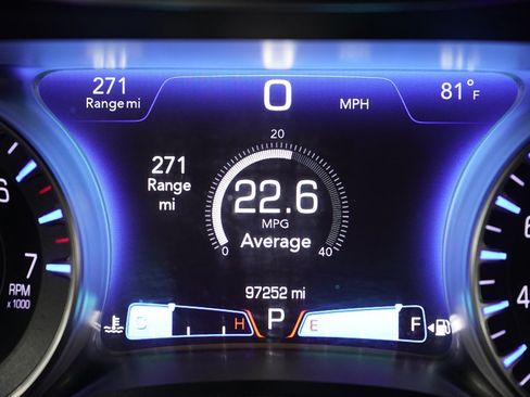 Used 2017 Chrysler 300 C RWD image 32