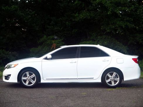 Used 2013 Toyota Camry SE FWD image 2