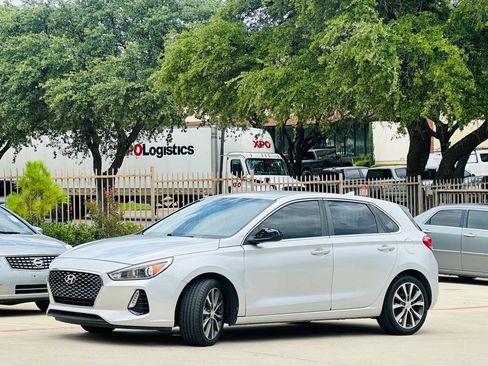 Used 2018 Hyundai Elantra GT FWD image 4