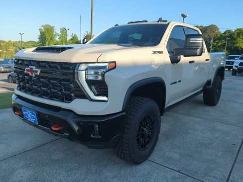 Used 2026 Chevrolet Silverado 2500 ZR2 w/ LPO, Dark Essentials Package AWD/4WD image 3