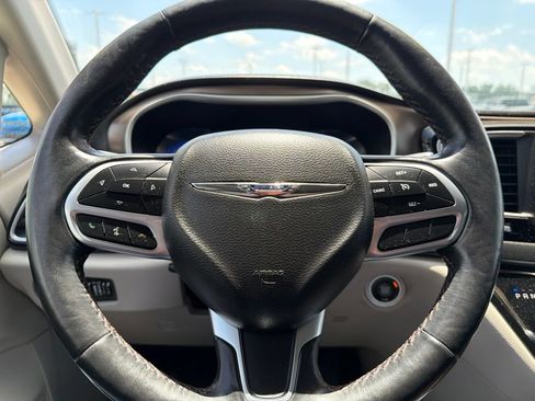 Used 2019 Chrysler Pacifica Touring-L FWD image 11