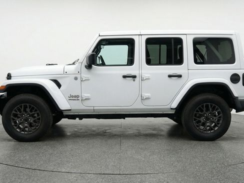 Used 2025 Jeep Wrangler Unlimited Sahara AWD/4WD image 5