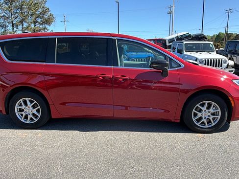 Certified 2024 Chrysler Pacifica Touring-L FWD image 7