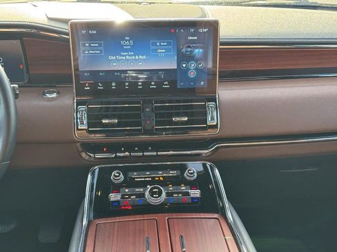 Used 2024 Lincoln Navigator Reserve image 14