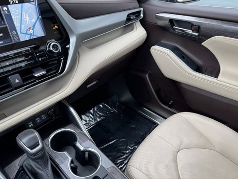 Certified 2022 Toyota Highlander Platinum image 27
