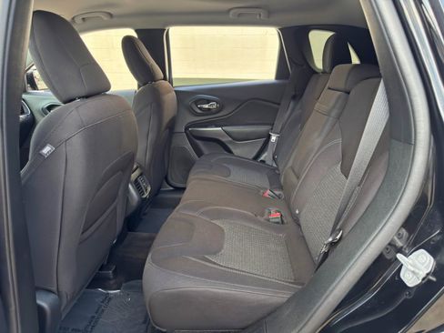 Used 2019 Jeep Cherokee Latitude w/ Popular Appearance Group FWD image 34