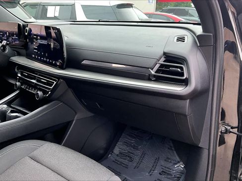 Used 2024 Chevrolet Traverse LT w/ Midnight/Sport Edition FWD image 18