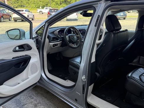 Used 2019 Chrysler Pacifica Limited FWD image 9