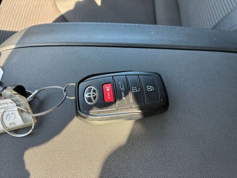 Used 2025 Toyota Highlander LE FWD image 20