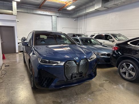 Used 2025 BMW iX xDrive50 w/ Premium Package image 3