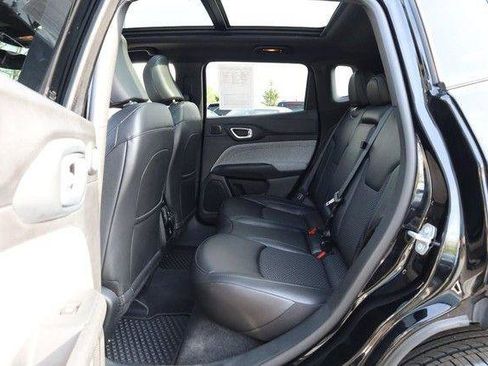 Used 2025 Jeep Compass Latitude w/ Sun & Sound Group AWD/4WD image 22
