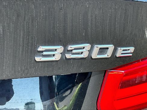 Used 2018 BMW 330e w/ Premium Package RWD image 9