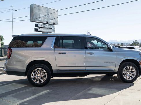 Used 2025 Chevrolet Suburban Premier AWD/4WD image 11