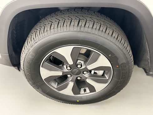 Used 2023 Jeep Grand Cherokee 4WD 4xe image 11