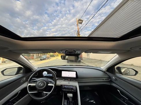 Used 2022 Hyundai Elantra Limited image 32