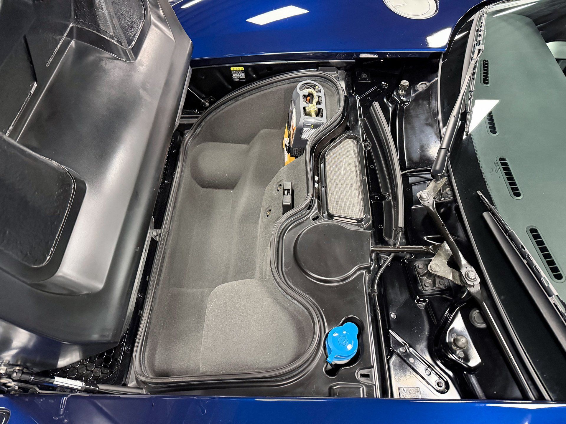 Used 2006 Ford GT RWD image 12