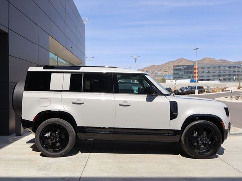 New 2026 Land Rover Defender 110 X-Dynamic SE image 4