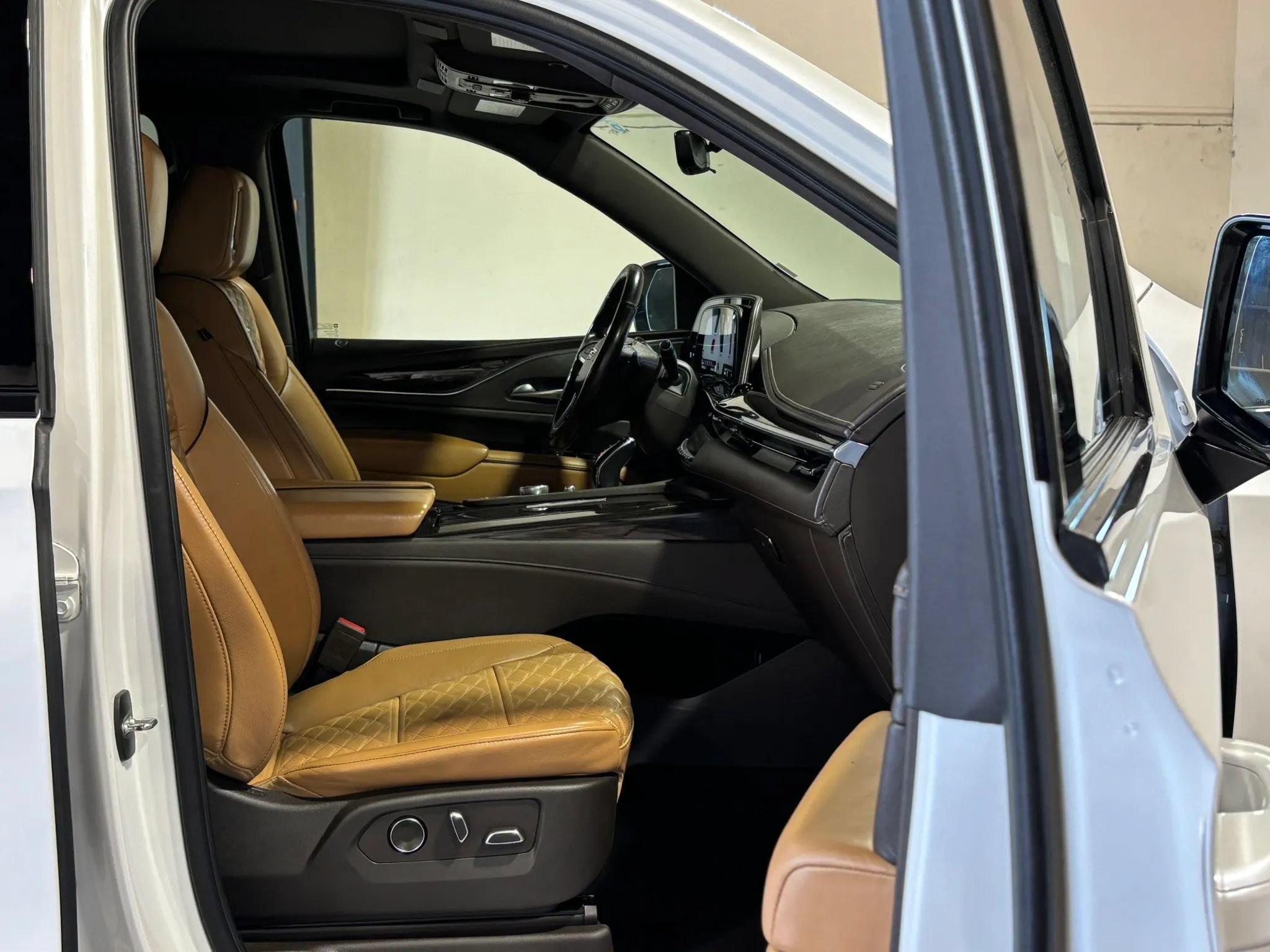 Used 2021 Cadillac Escalade ESV Sport w/ Driver Assist Tech Package AWD/4WD image 18