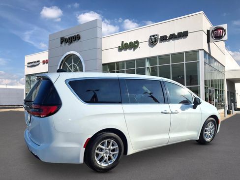 Used 2023 Chrysler Voyager LX FWD image 2