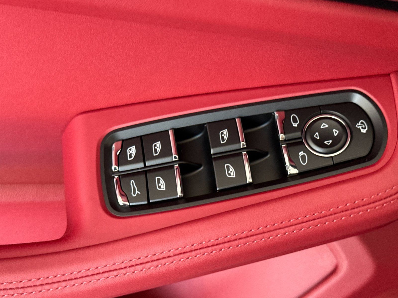Certified 2026 Porsche Macan AWD/4WD image 13