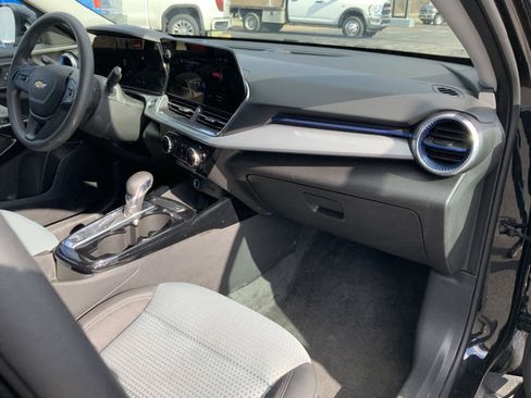 Used 2025 Chevrolet Trax LT FWD image 52