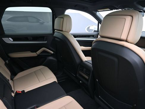 Certified 2026 Porsche Cayenne AWD/4WD image 7