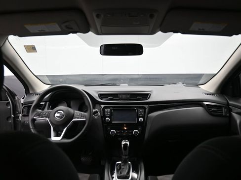 Used 2017 Nissan Rogue Sport SV w/ SV Premium Package image 28