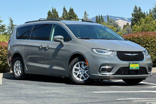 Used 2022 Chrysler Pacifica Touring-L FWD image 2