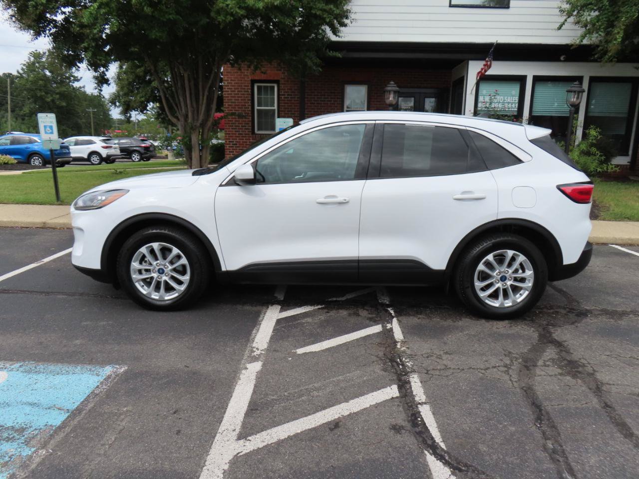 Used 2020 Ford Escape SE FWD image 3