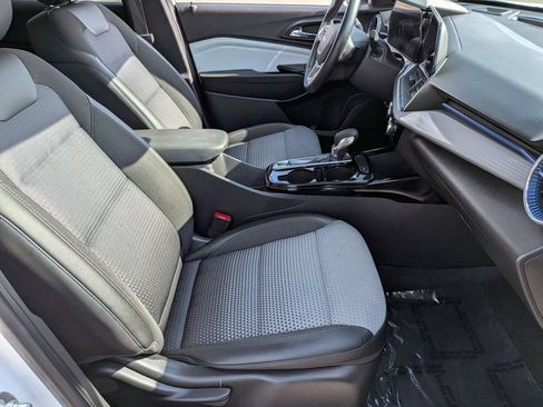 Used 2025 Chevrolet Trax LT w/ LT Convenience Package FWD image 29