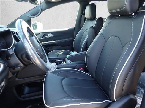 New 2027 Chrysler Pacifica Limited FWD image 12